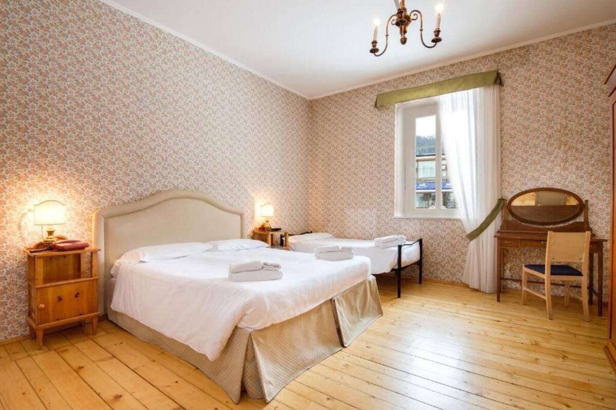 desk, cots/infant beds, bed sheets