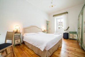 Desk, cribs/infant beds, bed sheets - TH San Martino | Majestic Dolomiti Hotel (Primiero San Martino di Castrozza)