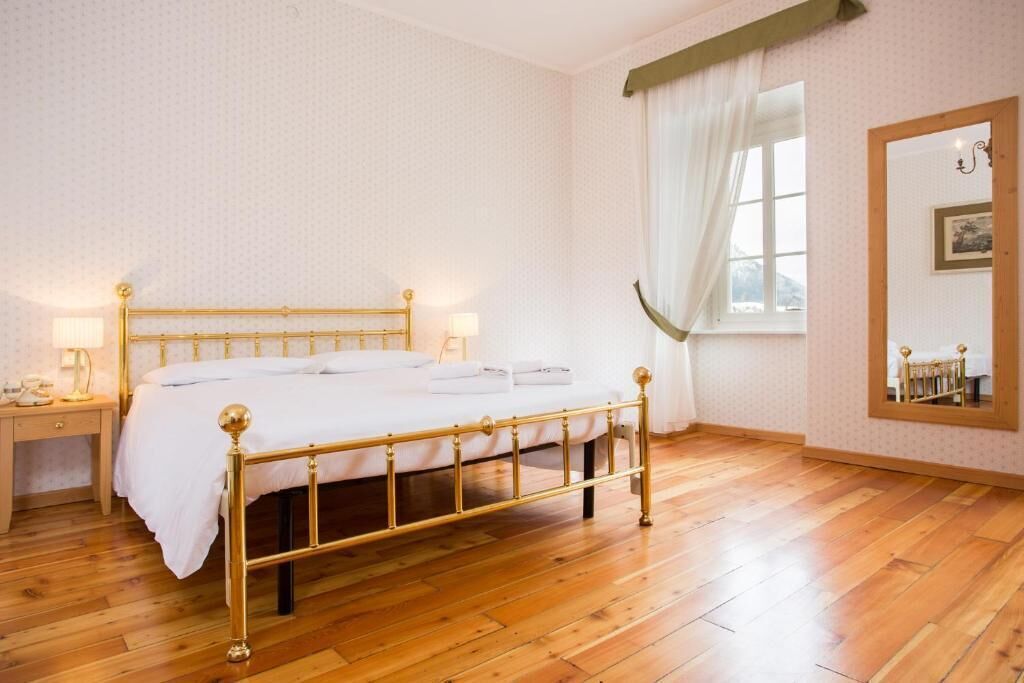 desk, cots/infant beds, bed sheets