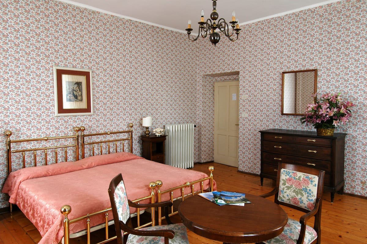 desk, cots/infant beds, bed sheets