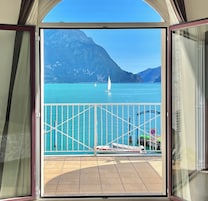 Quarto casal ou duplo superior, sacada | Frigobar (abastecido com itens grátis), cofres nos quartos, escrivaninha