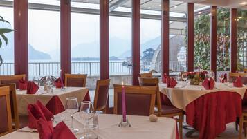 FrĂŒhstĂŒck, Mittagessen, Abendessen, lokale und internationale KĂŒche