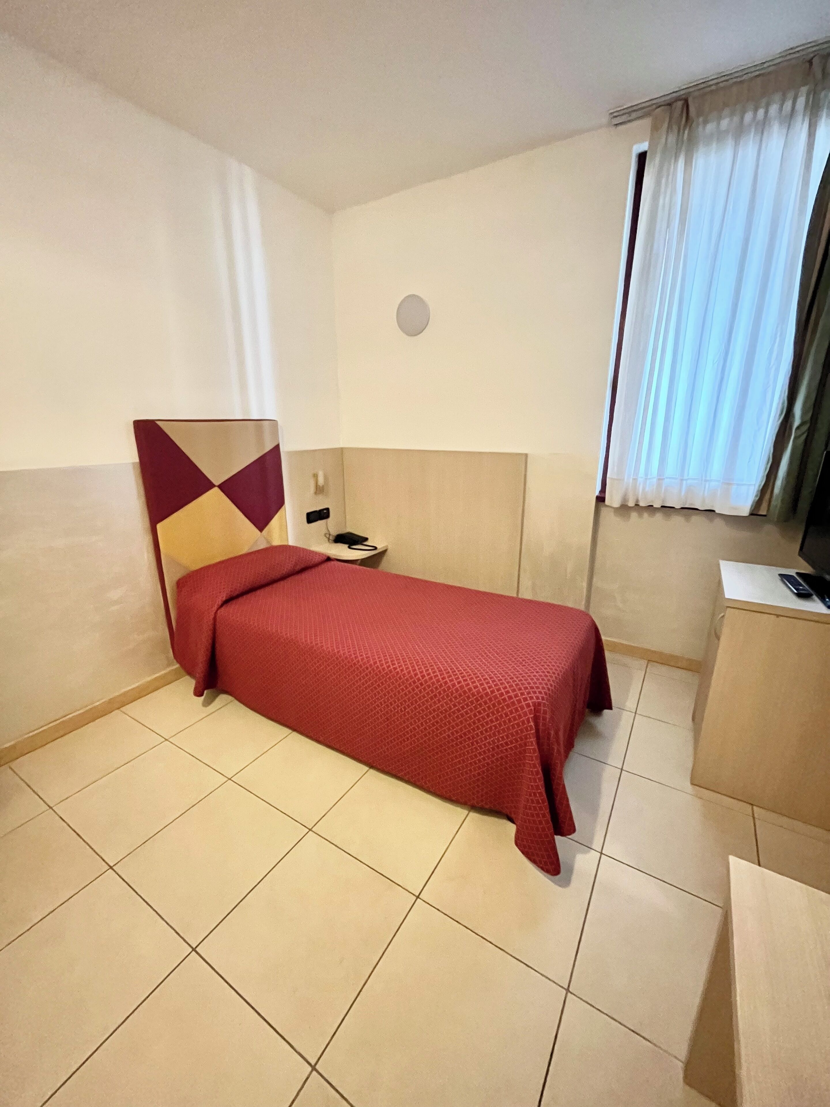 Økonomirom | Minibar (inkludert), safe på rommet, skrivebord og wi-fi (inkludert)