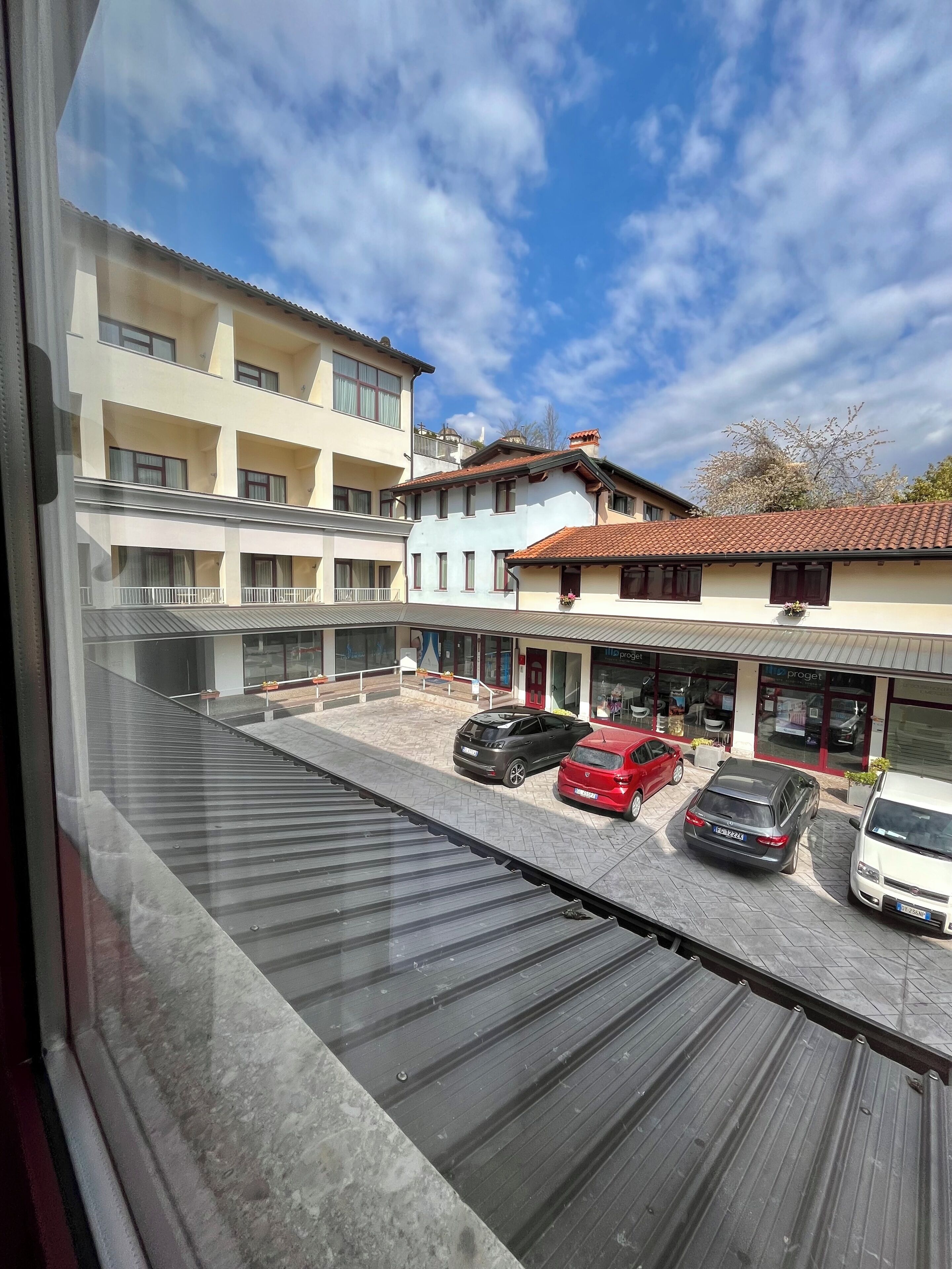 standard double or twin room | 1 bedroom, free minibar, in-room safe, desk