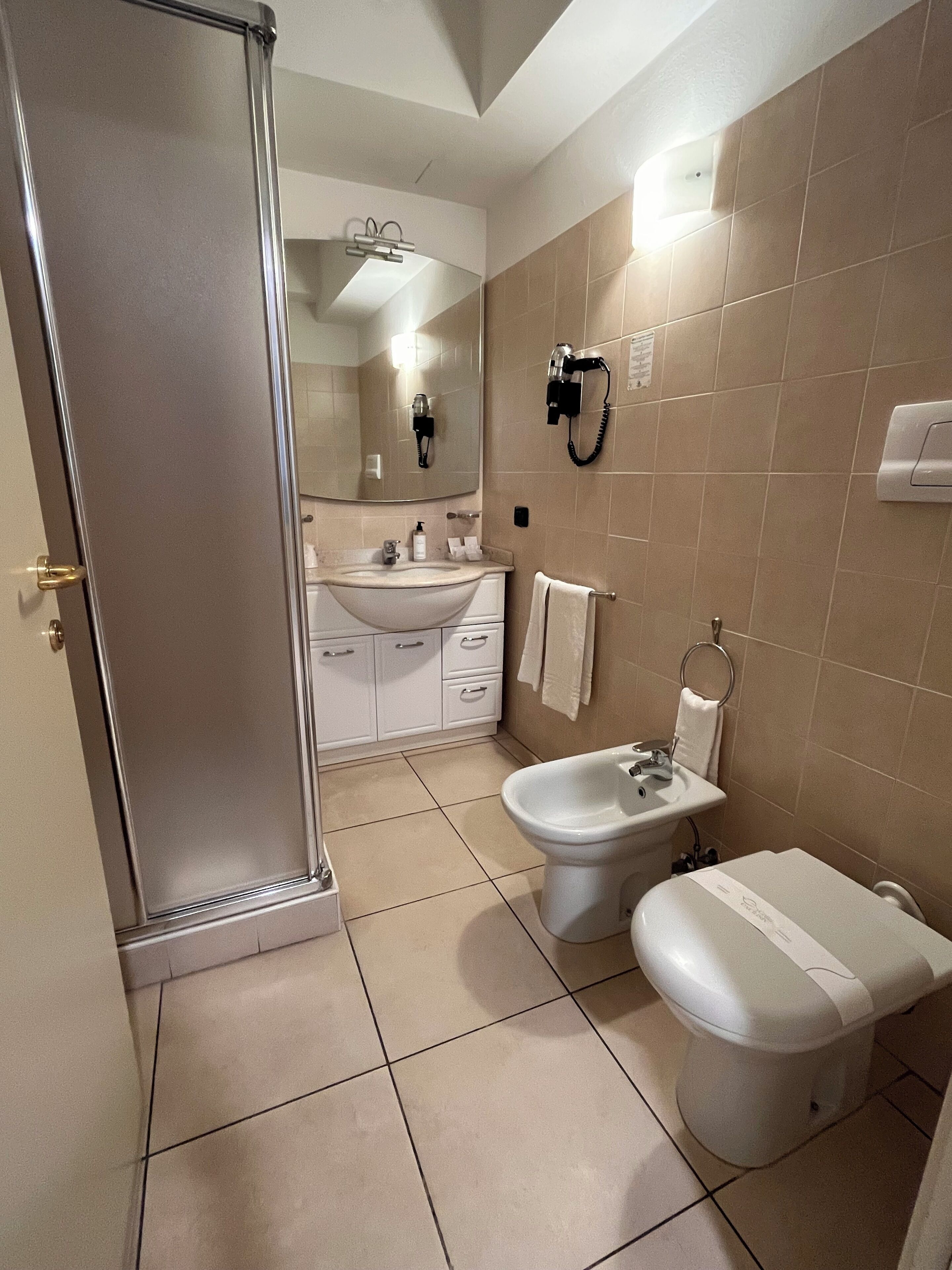 classic double or twin room, 1 bedroom | 1 bedroom, free minibar, in-room safe, desk