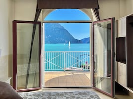 Quarto casal ou duplo superior, sacada | Frigobar (abastecido com itens grátis), cofres nos quartos, escrivaninha