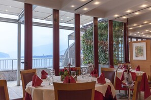 Breakfast, lunch, dinner served; local and international cuisine 