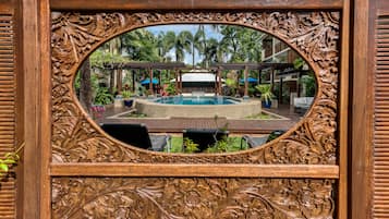 Piscine extérieure, parasols de plage, chaises longues