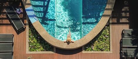 Piscina externa, guarda-sóis, espreguiçadeiras