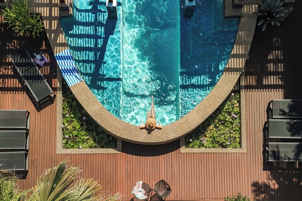 Outdoor pool, pool umbrellas, sun loungers