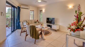 สแตนดาร์ดอพาร์ทเมนท์, 1 ห้องนอน | บริเวณนั่งเล่น | ทีวีจอแอลซีดี 32 นิ้ว พร้อมช่องดาวเทียม, ทีวี, เครื่องเล่นดีวีดี