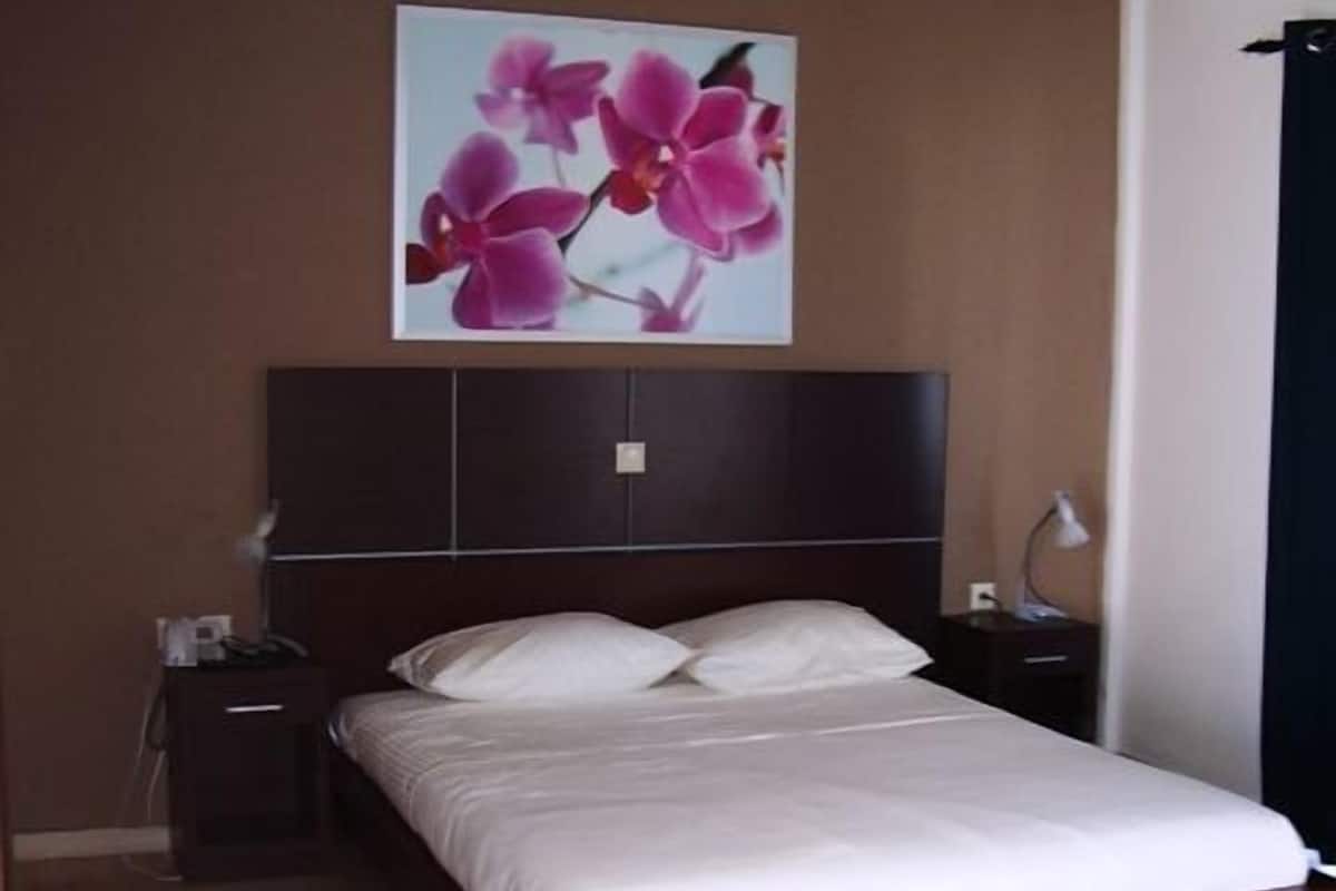 Hypo-allergenic bedding, in-room safe, blackout curtains