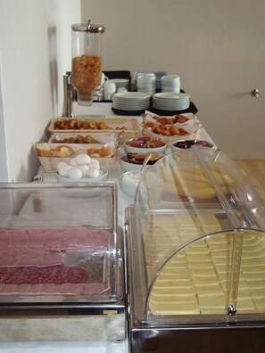 Free buffet breakfast 