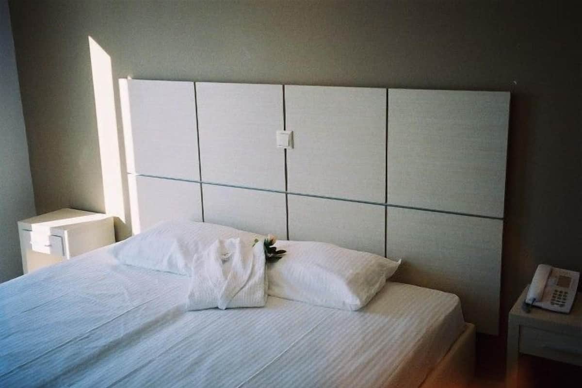 Triple Room | Hypo-allergenic bedding available, in-room safe, blackout drapes