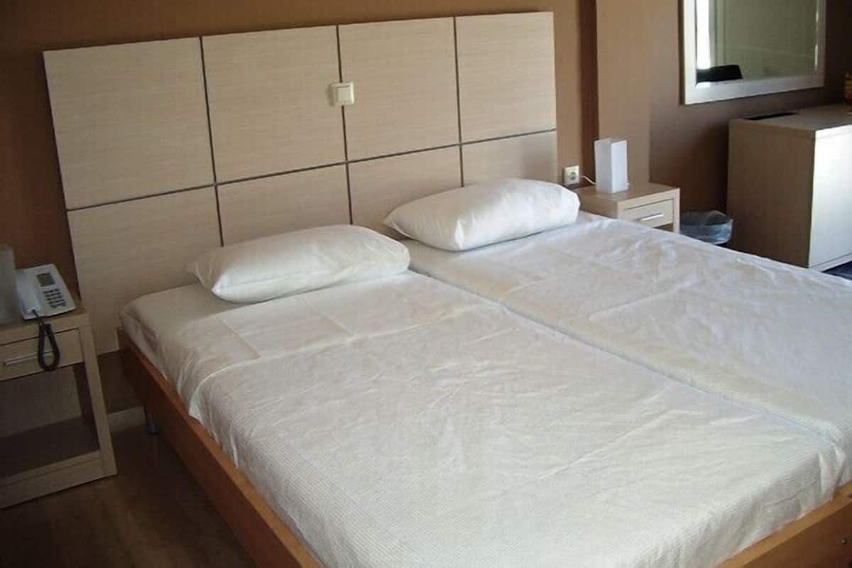 Standard Room, Sea View | Hypo-allergenic bedding available, in-room safe, blackout drapes
