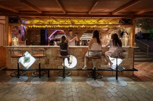 Bar junto a la piscina