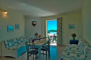 Huoneisto, 1 makuuhuone, merinäköala | Yksityinen keittiö | Jääkaappi, kahvin-/teenkeitin