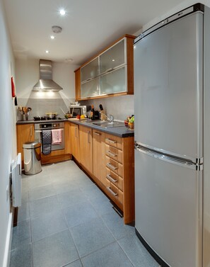 Full-sized fridge, microwave, stovetop, dishwasher - Base Serviced Apartments - Cumberland Apartments (Liverpool)