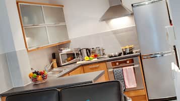 Full-sized fridge, microwave, stovetop, dishwasher