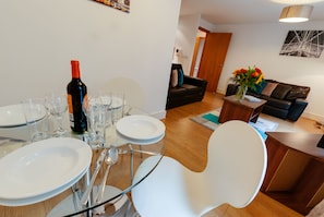 TV, DVD player - Base Serviced Apartments - Cumberland Apartments (Liverpool)