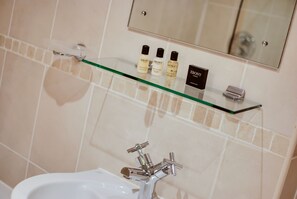 Combined shower/bathtub, free toiletries, hair dryer, towels - Base Serviced Apartments - Cumberland Apartments (Liverpool)
