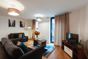 TV, DVD player - Base Serviced Apartments - Cumberland Apartments (Liverpool)