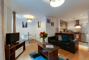 TV, DVD player - Base Serviced Apartments - Cumberland Apartments (Liverpool)