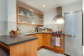 Full-sized fridge, microwave, stovetop, dishwasher - Base Serviced Apartments - Cumberland Apartments (Liverpool)