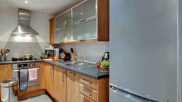 Full-size fridge, microwave, stovetop, dishwasher