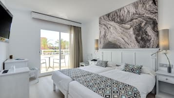 Minibar, Schreibtisch, kostenloses WLAN, Bettwäsche