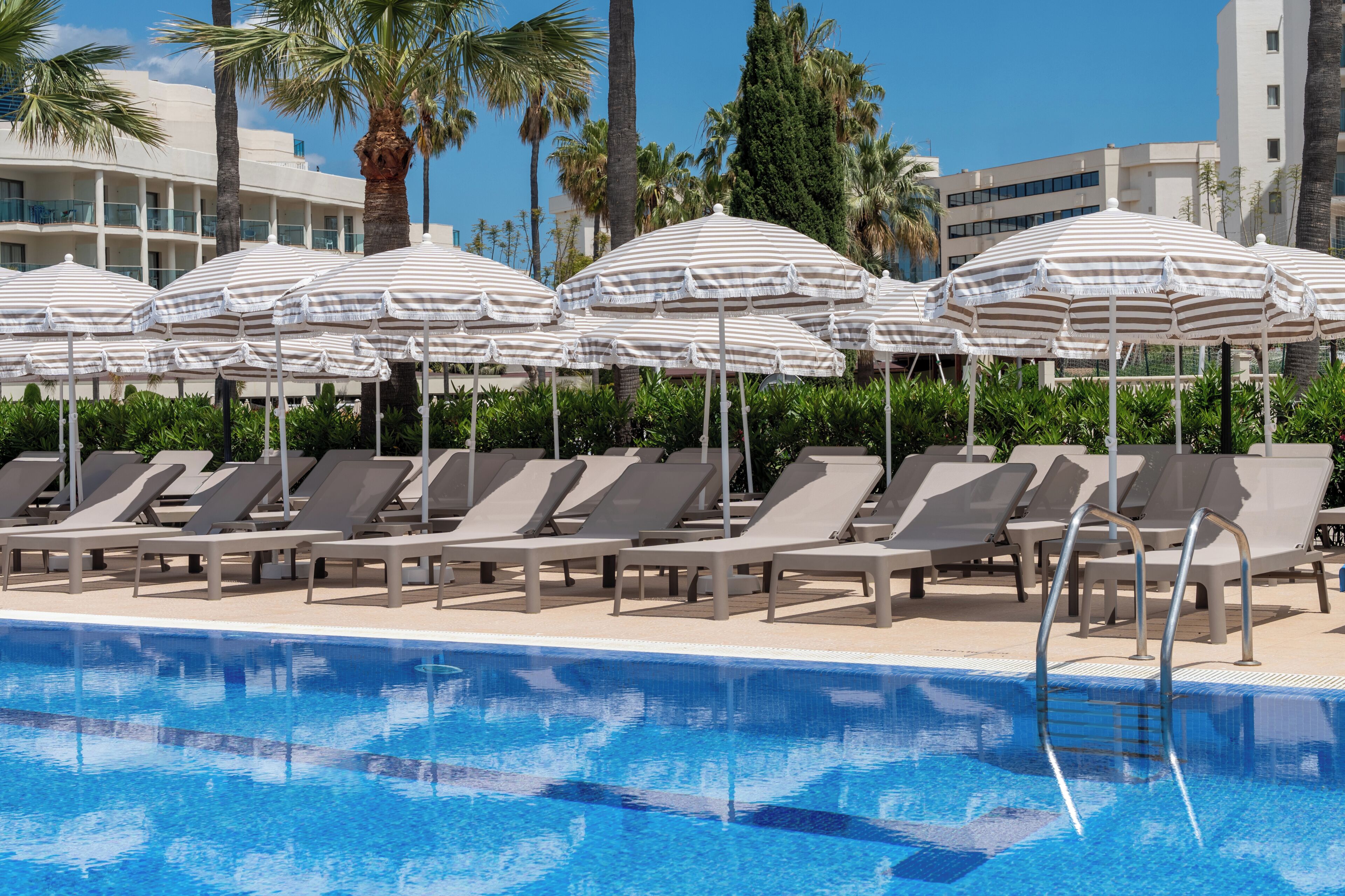 Una piscina techada, 2 piscinas al aire libre, sombrillas