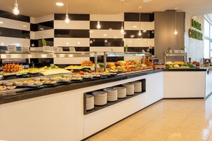 Frukost, lunch och middag serveras