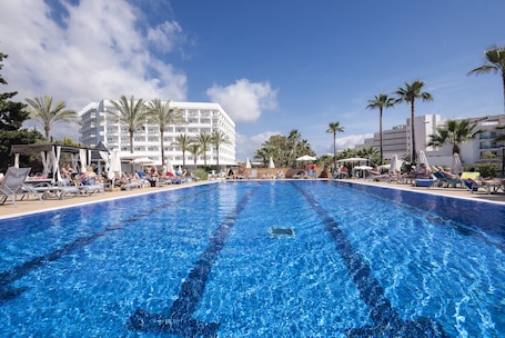 Indoor pool, 2 outdoor pools, pool umbrellas, sun loungers