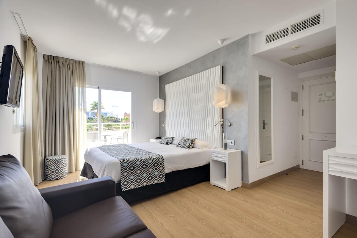 Superior Room | Minibar, desk, free WiFi, bed sheets