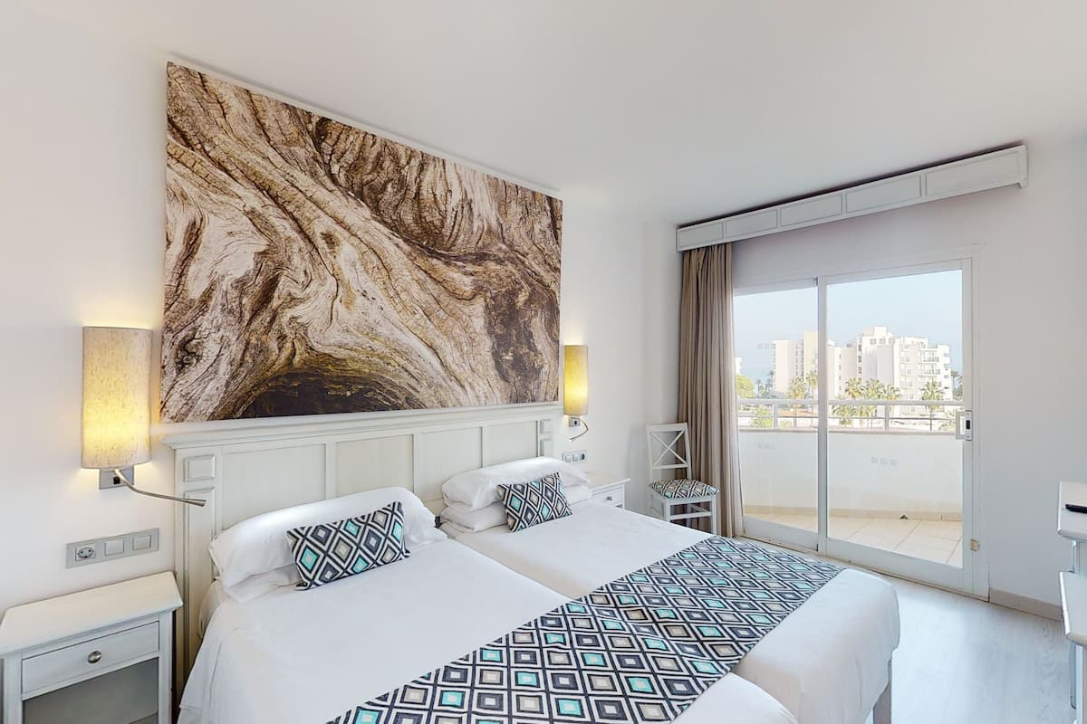 Double Room Panoramic View | Minibar, desk, free WiFi, bed sheets