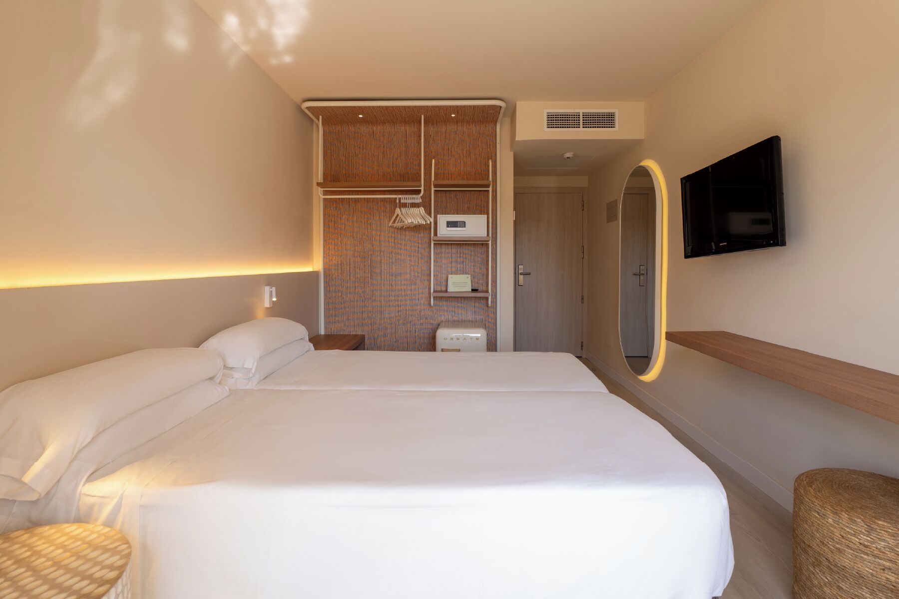 Frigobar, escrivaninha, Wi-Fi de cortesia, roupa de cama