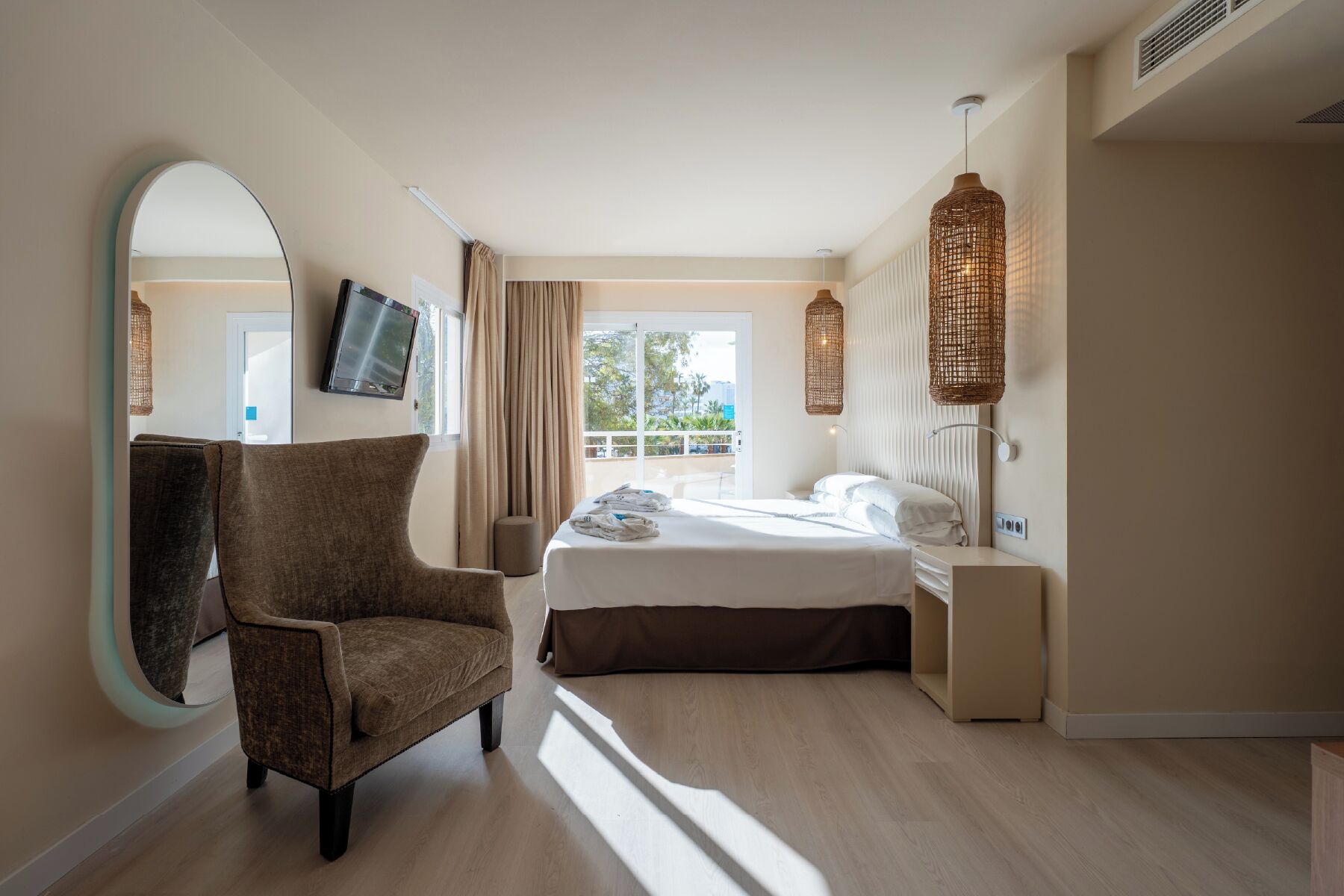 Frigobar, escrivaninha, Wi-Fi de cortesia, roupa de cama