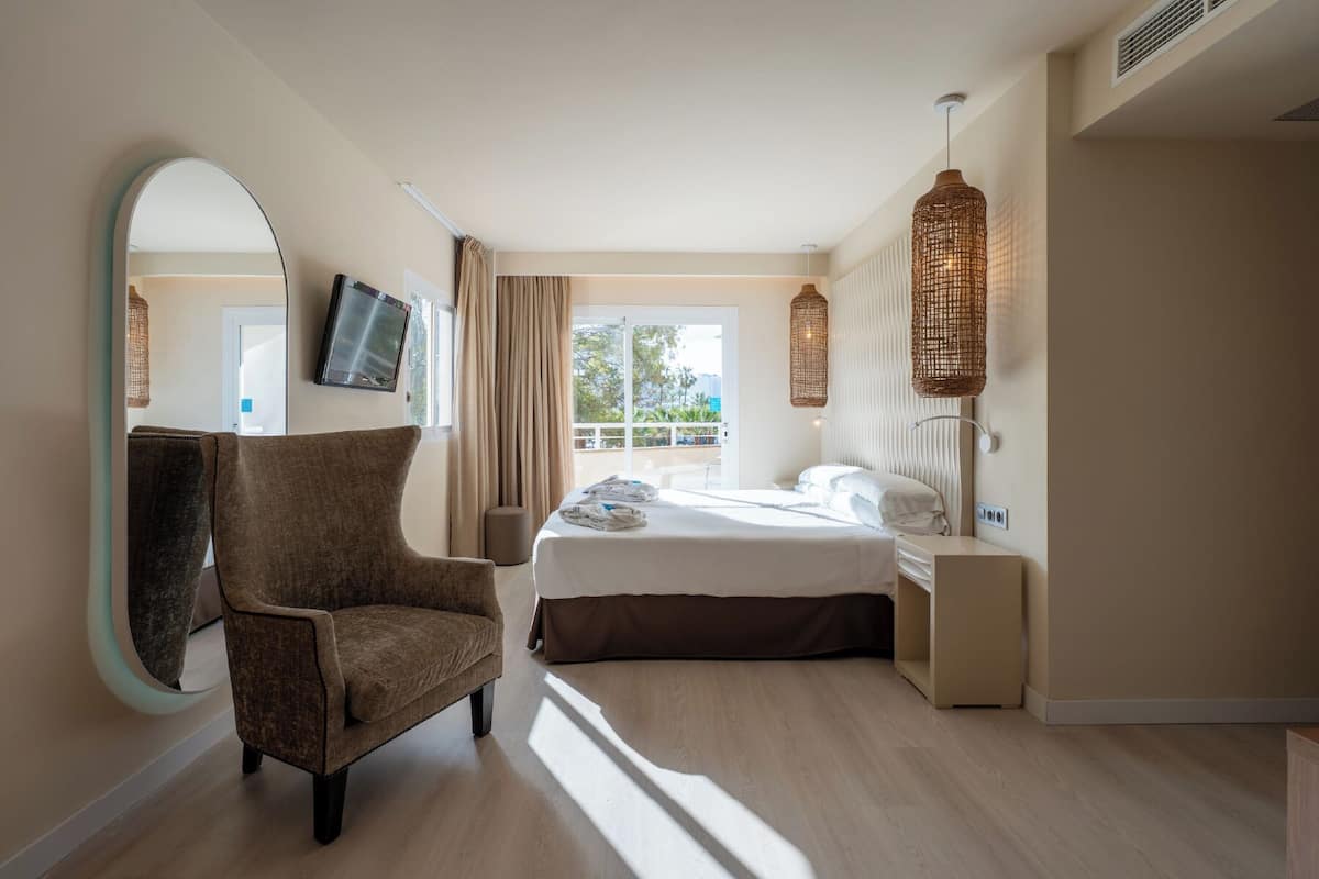 Frigobar, escrivaninha, Wi-Fi de cortesia, roupa de cama