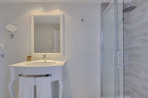 Suite | Baño | Regadera, amenidades de baño ecológicas, secadora de cabello, toallas