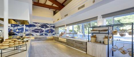 Desayuno buffet diario (EUR 14.00 por persona)