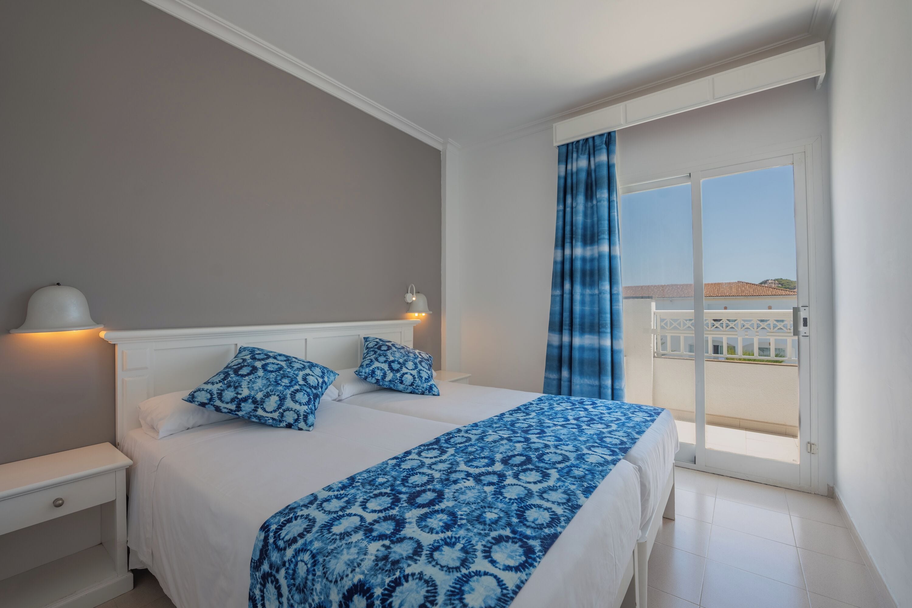 Desk, cribs/infant beds, free WiFi, bed sheets