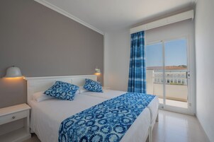 Escritorio, cunas (de pago), wifi gratis y ropa de cama