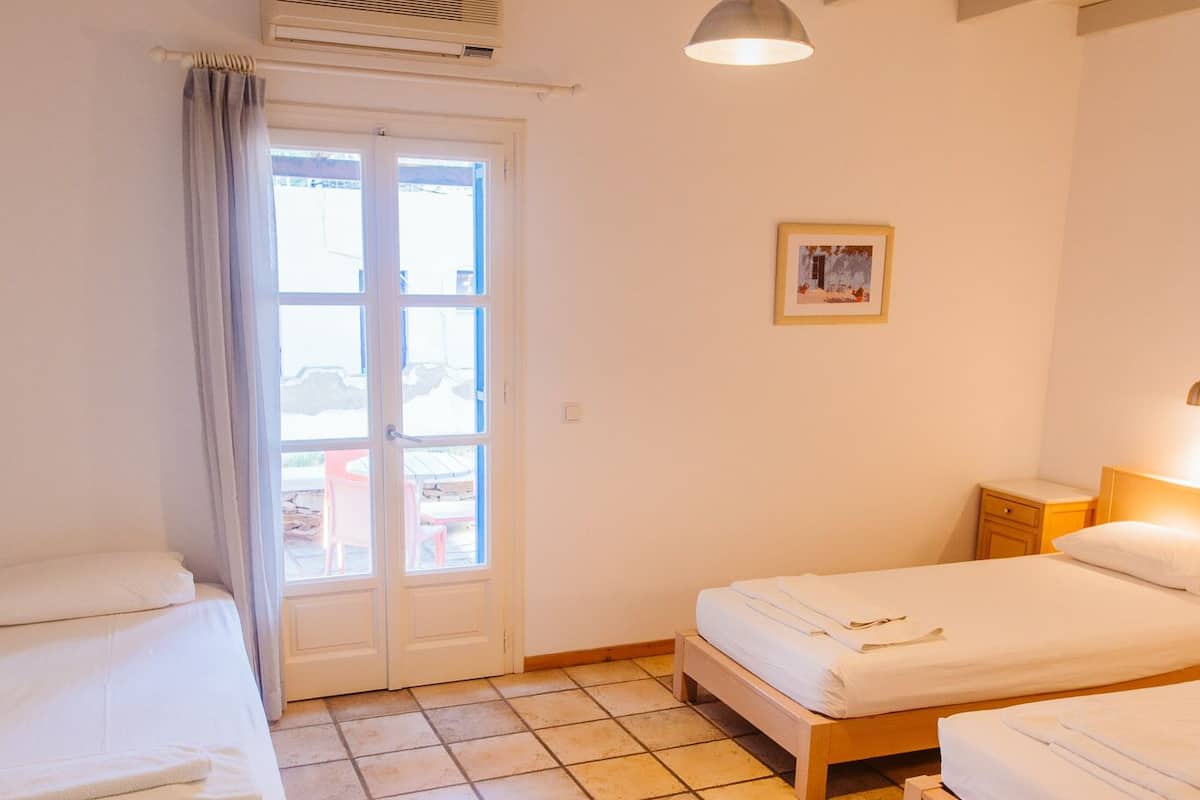 triple room | in-room safe, free cots/infant beds, free wifi, bed sheets