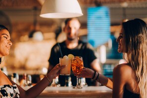 Se sirven desayunos y almuerzos; cocina internacional; con vista al mar