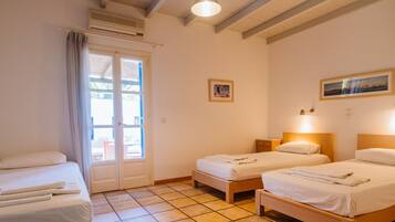 Triple Room | In-room safe, free cribs/infant beds, free WiFi, bed sheets