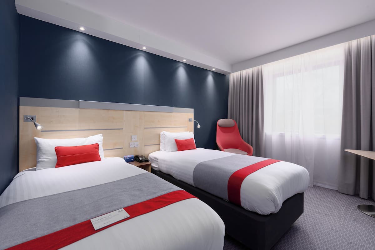 Standard Room, 2 Katil Bujang (Single) (with Free Hot Breakfast) | Meja, seterika/papan seterika, katil bayi/kot (percuma), Wi-fi percuma 