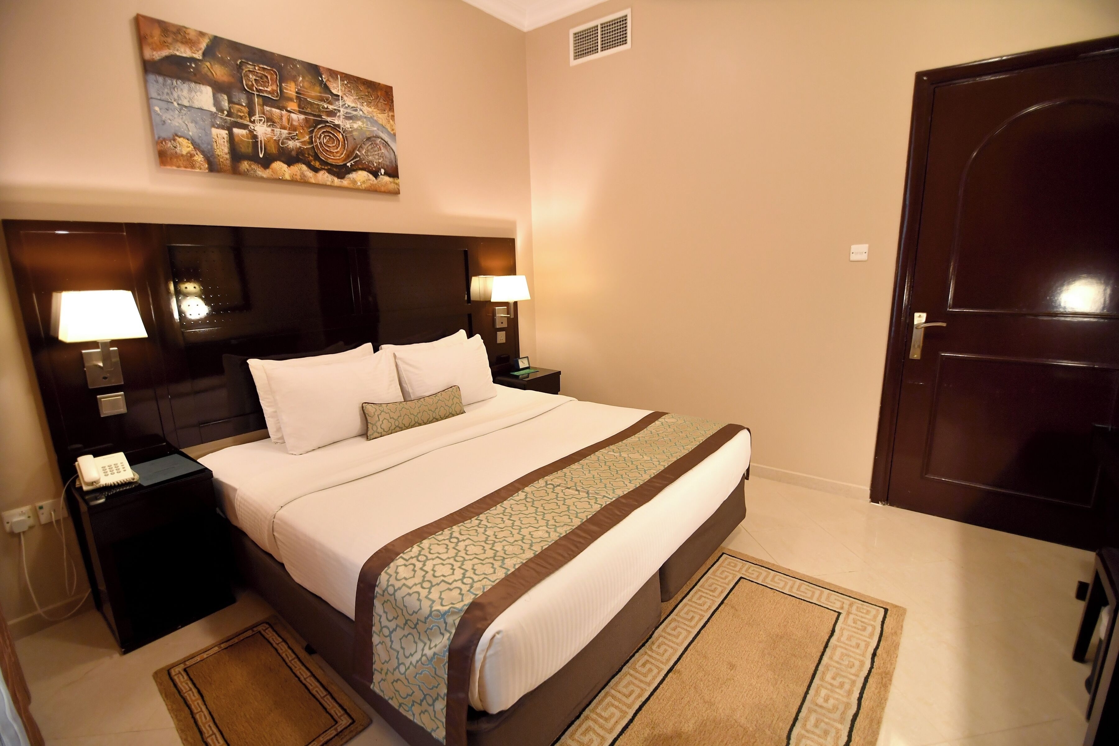 Apartemen, 2 kamar tidur | 1 kamar tidur, brankas, meja kerja, dan tirai kedap cahaya