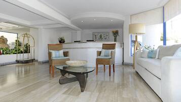 Área de estar no saguão