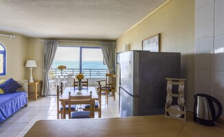 Refrigerador con freezer, microondas, horno, placa de cocina