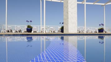 Piscine extérieure, chaises longues